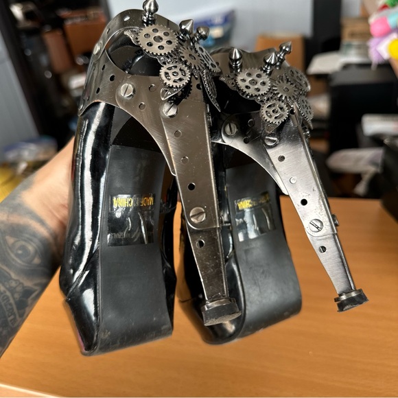 Metropolis Shoes - Picture 2 of 13